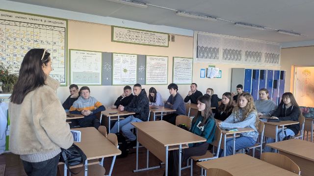 Викладачка кафедри української мови та славістики Наталія Матвеєва спілкується з учнями під час профорієнтаційного заходу